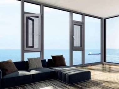 质检人员检查裸框